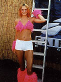 sexy Girl mit pinkfarbenen Fellstiefeln