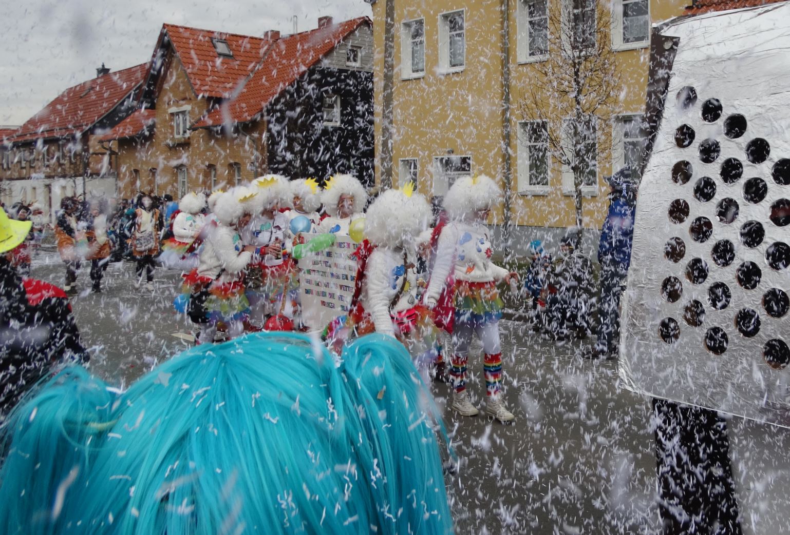 Karneval Derenburg Konfetti Regen