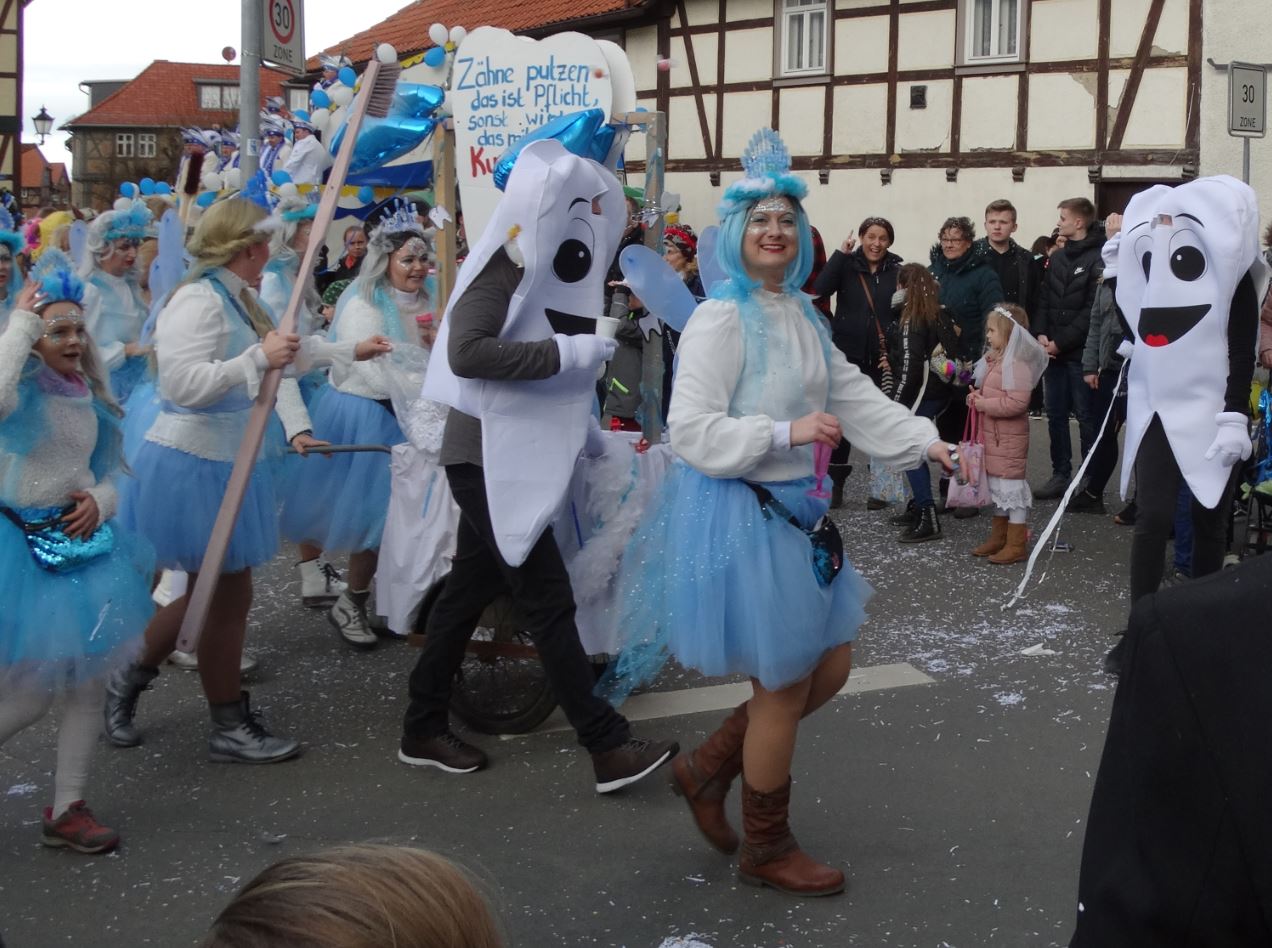 Karneval Derenburg Konfetti Regen